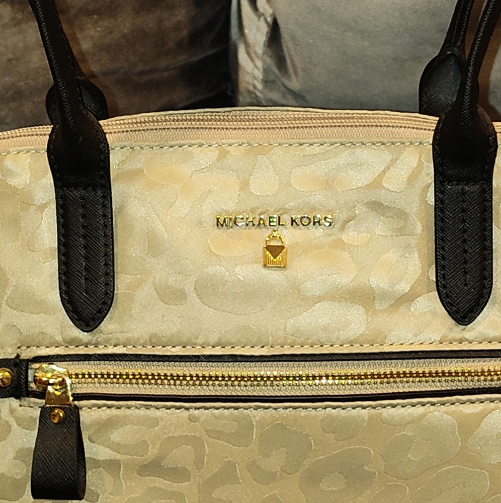 MICHAEL KORS KELSEY GOLD NYLON LEOPARD PRINT & BLACK LEATHER MEDIUM TOTE BAG - Picture 10 of 16
